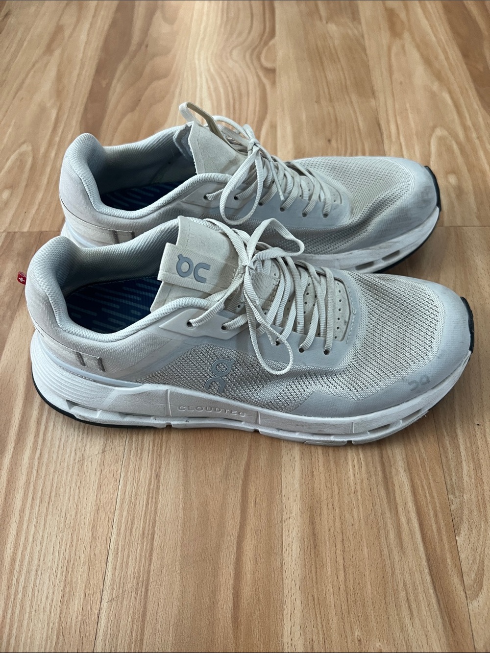Womens ON CLOUD running sneakers sz 8